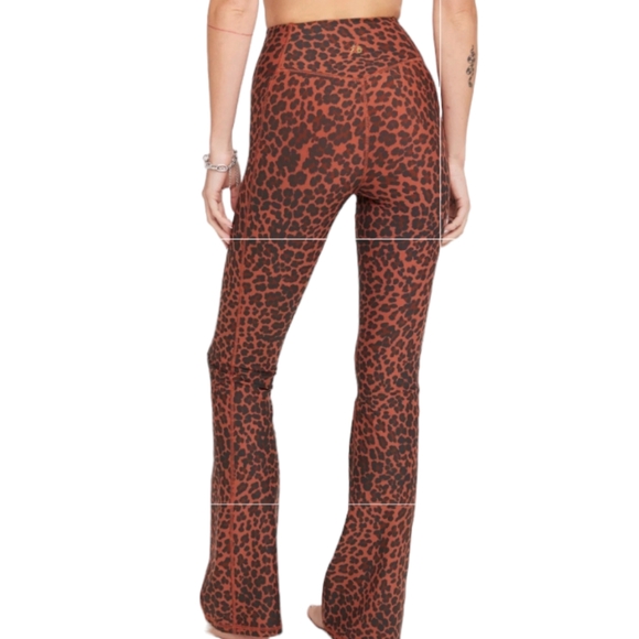 Spiritual Gangsta Bombshell Dream Tech Flare Leopard Print Leggings Size M - Picture 6 of 14